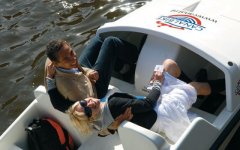 阿姆斯特丹旅游：运河上乘坐脚踏船(pedal boat)