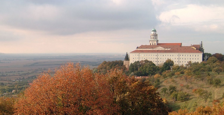 匈牙利旅游:世界文化遗产潘农哈尔玛修道院,欧洲,欧洲网