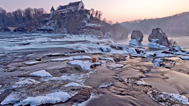 瑞士旅游:从莱茵瀑布乘船到达岸边城堡-劳芬城堡,欧洲,欧洲网