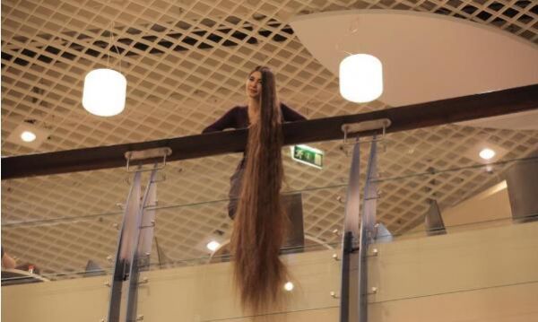 欧洲拉脱维亚头发最长的人Aliia 20年没剪过头发 洗头要晾一天,欧洲,欧洲网