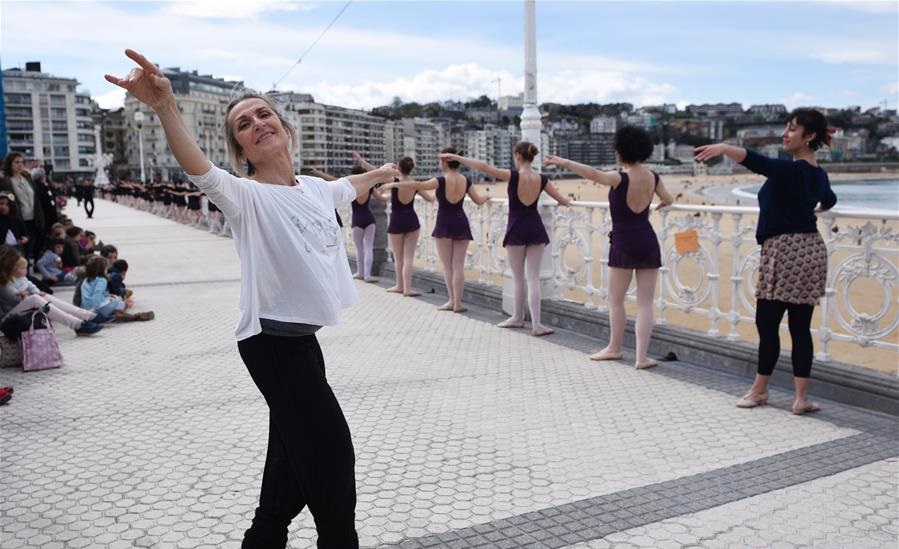 西班牙圣塞巴斯蒂安海边古典舞展演 全民起舞庆祝舞蹈之月,欧洲,欧洲网