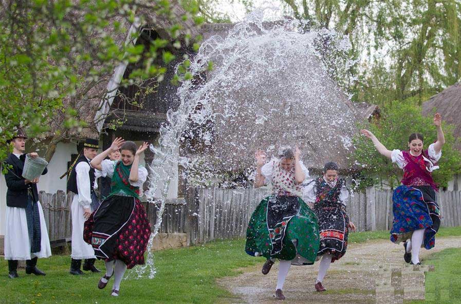 匈牙利复活节泼水习俗:绍莫吉州森瑙村露天民俗博物馆泼水活动,欧洲,欧洲网
