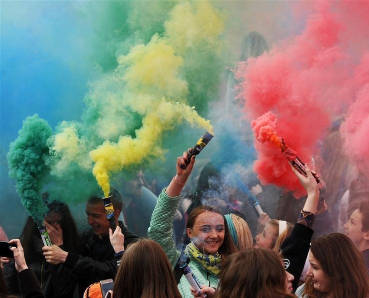 彩色烟雾:白俄罗斯首都明斯克-人们手持彩色烟雾筒参加节日活动,欧洲,欧洲网