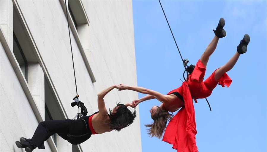 空中探戈舞:比利时首都布鲁塞尔大楼的外墙上进行空中探戈表演,欧洲,欧洲网