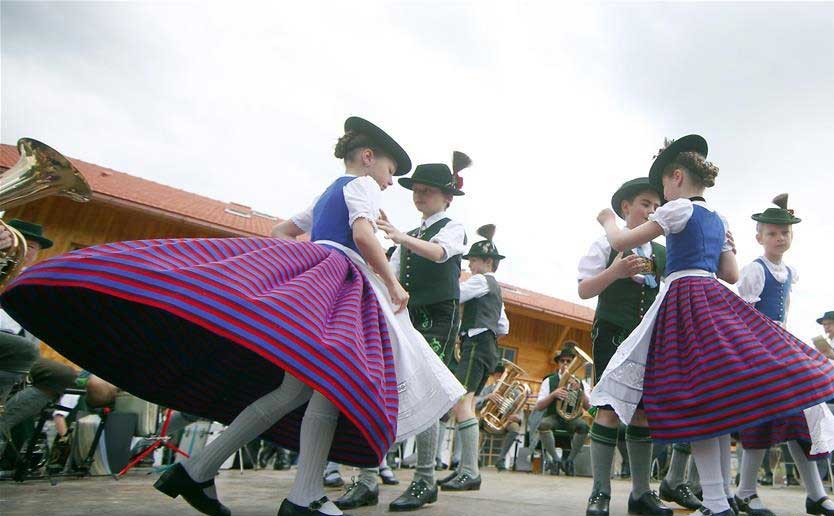 德国巴伐利亚人5月1日竖立五月柱-拜里施采尔当地儿童跳舞庆祝,欧洲,欧洲网