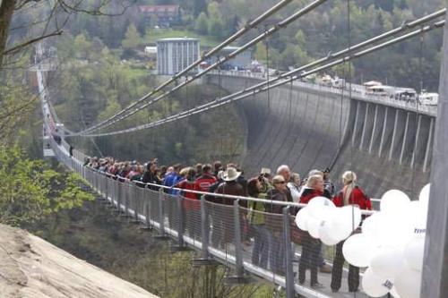 世界最长步行悬索桥是几米长? 德国小镇泰坦·RT步行悬索桥,欧洲,欧洲网