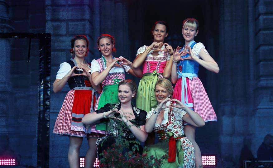 奥地利维也纳市政厅广场露天音乐会：演奥地利民间歌舞表演,欧洲,欧洲网
