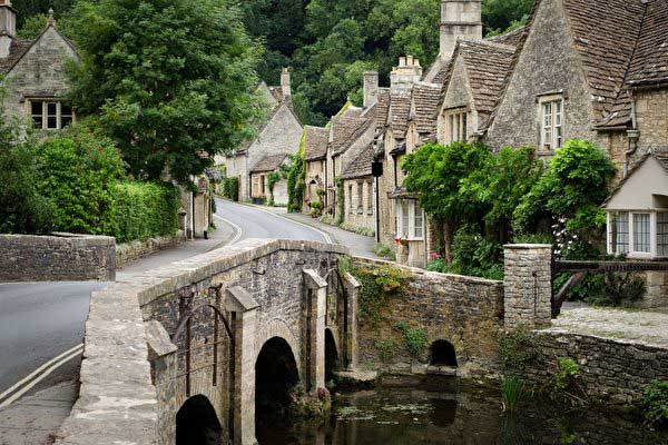 英国古镇-科姆堡城堡Castle Combe:科茨沃尔德Cotswolds石墙小屋,欧洲