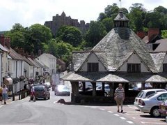英国古镇邓斯特旅游:邓斯特水磨与半山腰的城堡Wikipedia