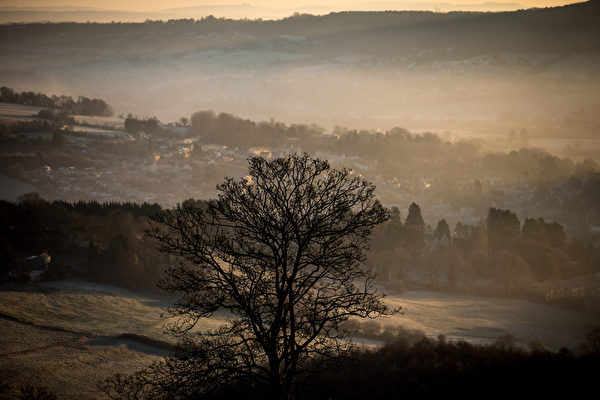 英国冬季美丽的银色世界:英国巴斯附近的山谷 冬天日出美景,欧洲,欧洲网