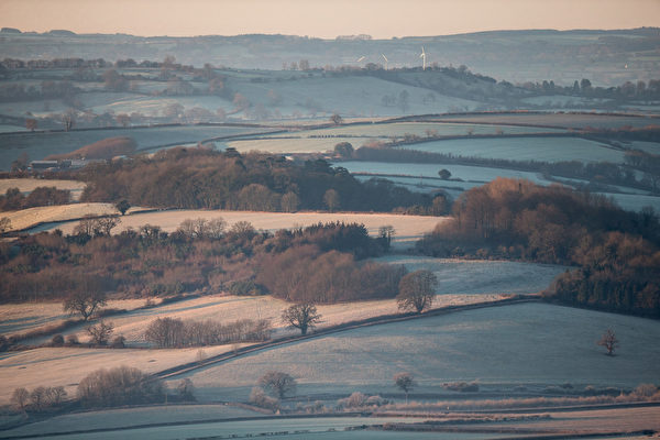 英国冬季美丽的银色世界:英国巴斯附近的山谷 冬天日出美景,欧洲,欧洲网