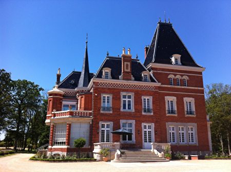 法国安省沙特拉尔镇的红色古堡:克乐伊特堡Château des Creusettes,欧洲,欧洲网