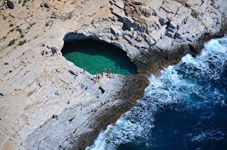 欧洲18个不可思议景点:希腊萨索斯岛Thassos的吉奥拉Giola天然海水,欧洲,欧洲网