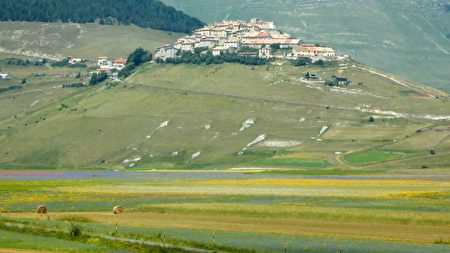 欧洲18个不可思议景点:意大利Umbria的卡斯特卢西奥山谷Castelluccio,欧洲