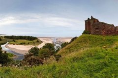 英国苏格兰海滩旅游：鲁南湾LunanBay红色悬崖与古堡-红城堡Red Castle