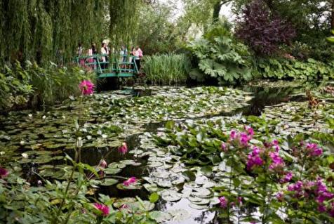 法国鲜花小镇吉维尼:莫奈ClaudeMonet家后院的莫奈花园-水上花园和睡莲,欧洲