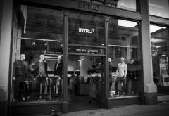 英国最好的10家男装店铺10.Intro/Manchester-黑白装饰色调服装店铺