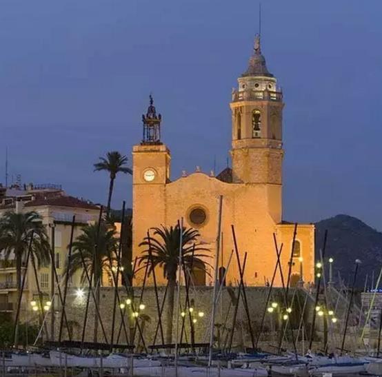 Sitges锡切斯：西班牙巴塞罗那小镇Sitges-蓝色大海的传说海边教堂取景,欧洲