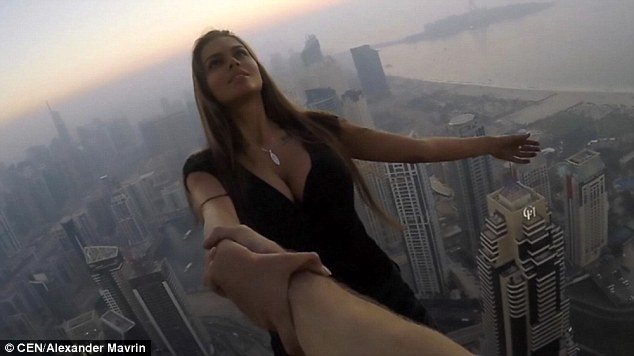 俄罗斯模特维琪冒险高塔外悬空拍照,欧洲,欧洲网