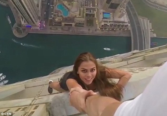 俄罗斯模特维琪冒险高塔外悬空拍照,欧洲,欧洲网