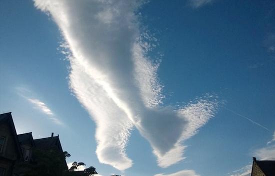 英国曼彻斯特天文学会拍摄高积云向上帝之手 媲美行走巨腿高积,欧洲,欧洲网