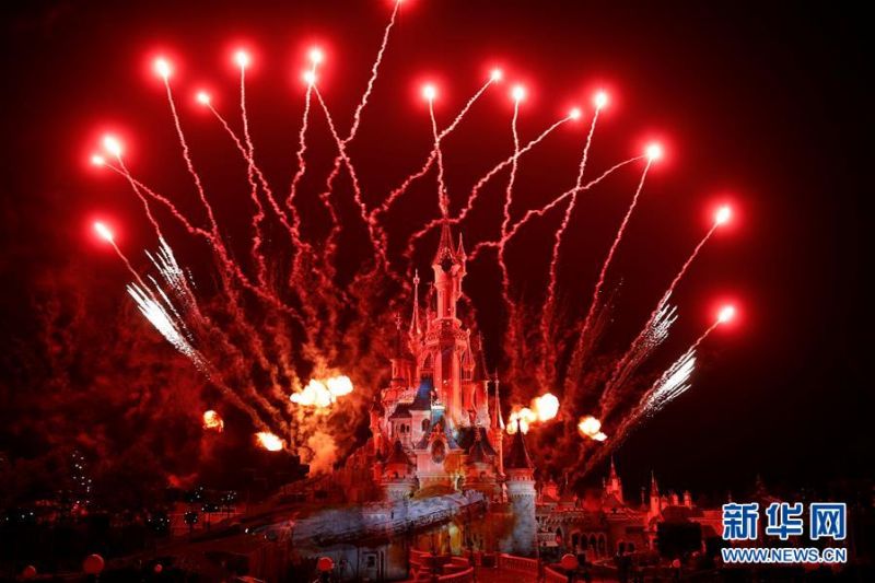 法国马恩拉瓦莱城堡在巴黎迪士尼乐园25周年庆典活动上亮灯,欧洲,欧洲网