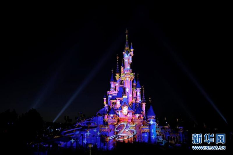 法国马恩拉瓦莱城堡在巴黎迪士尼乐园25周年庆典活动上亮灯,欧洲,欧洲网