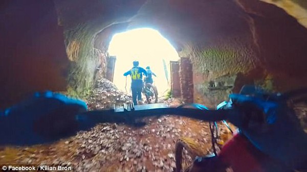 法国赭石采石场国家公园 自行车手KilianBron废弃矿井骑自行车,欧洲,欧洲网