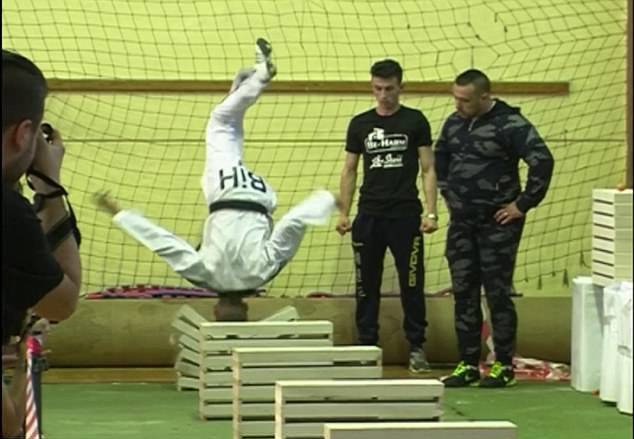 波斯尼亚跆拳道高手KerimAhmetspahic35秒内连续击碎111块混凝土,欧洲,欧洲网