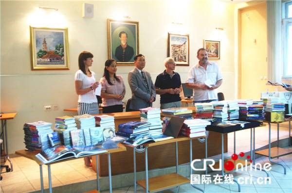 塞尔维亚徐鸿参赞出席中国使馆向塞尔维亚鲁马市图书馆捐赠图书仪式,欧洲