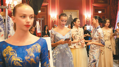 华人高级服装设计师劳伦斯·许在巴黎时装周举行山里江南系列华服展,欧洲,欧洲网