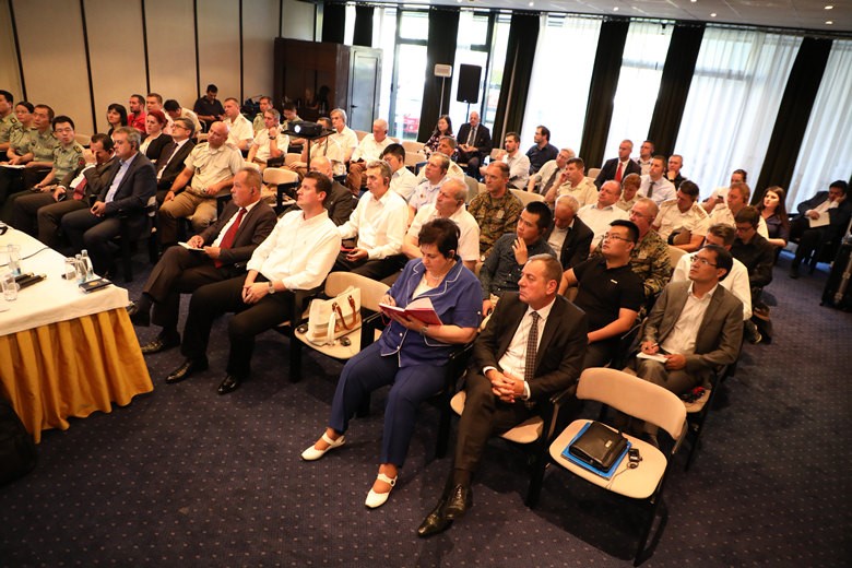 张英利少将率领解放军国防政策讲学团在波黑首都萨拉热窝举办讲座,欧洲,欧洲网