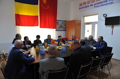 驻罗马尼亚大使徐飞洪夫妇访问登博维察省特尔戈维什泰瓦拉几亚大学,欧洲,欧洲网