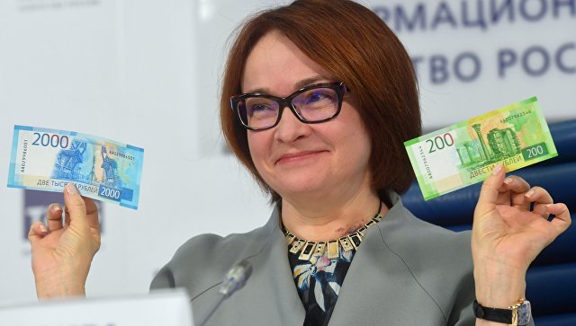 俄罗斯央行行长纳比乌琳娜展示200与2000卢布面值俄罗斯新钞票,欧洲,欧洲网